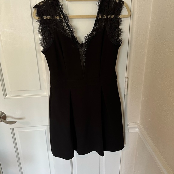 BCBGeneration NWT Black
Lace V-Neck Sleeveless Mini
Cocktail Dress Size 4 - Picture 4 of 6